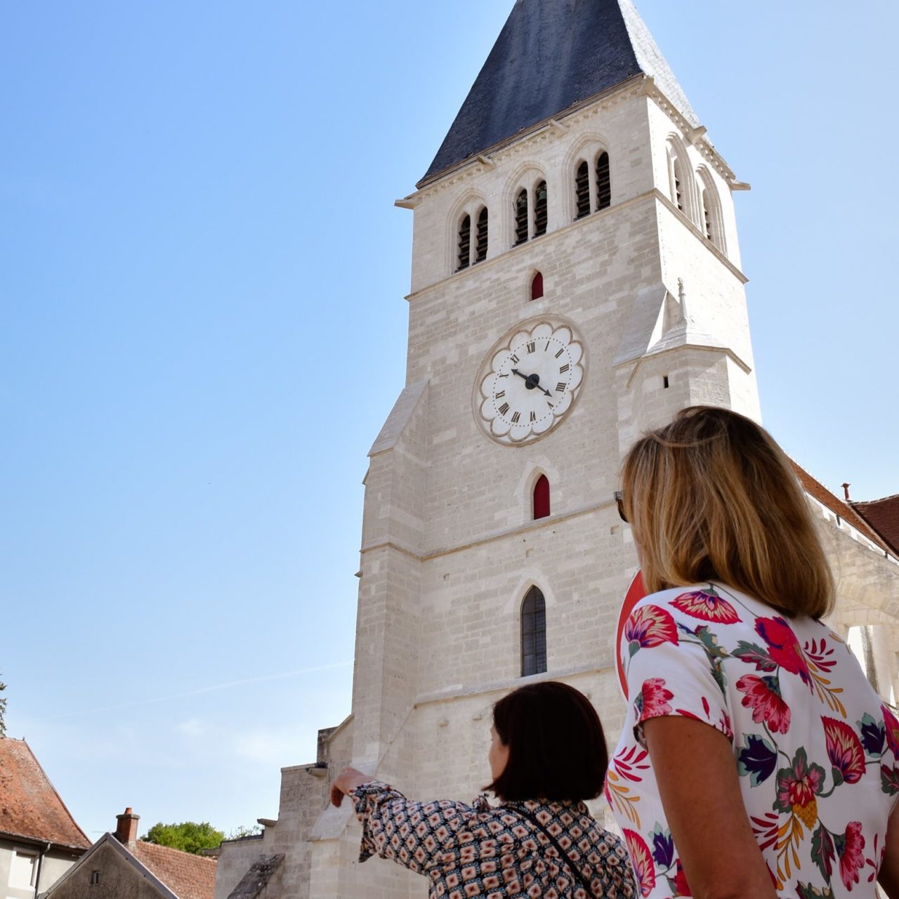 personnes visitant Mussy, vue de l'église